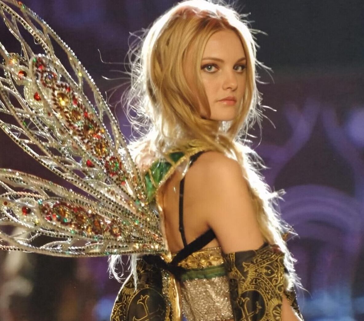 Carol Trentini é confirmada no desfile da Victoria’s Secret após 17 anos e emociona fãs