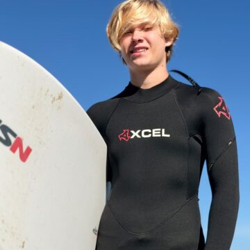 Aos 16 anos, filho de Adriane Galisteu pratica surfe em praia na Espanha e ganha declaração da mãe