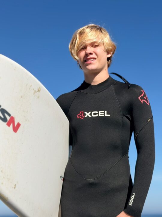 Aos 16 anos, filho de Adriane Galisteu pratica surfe em praia na Espanha e ganha declaração da mãe