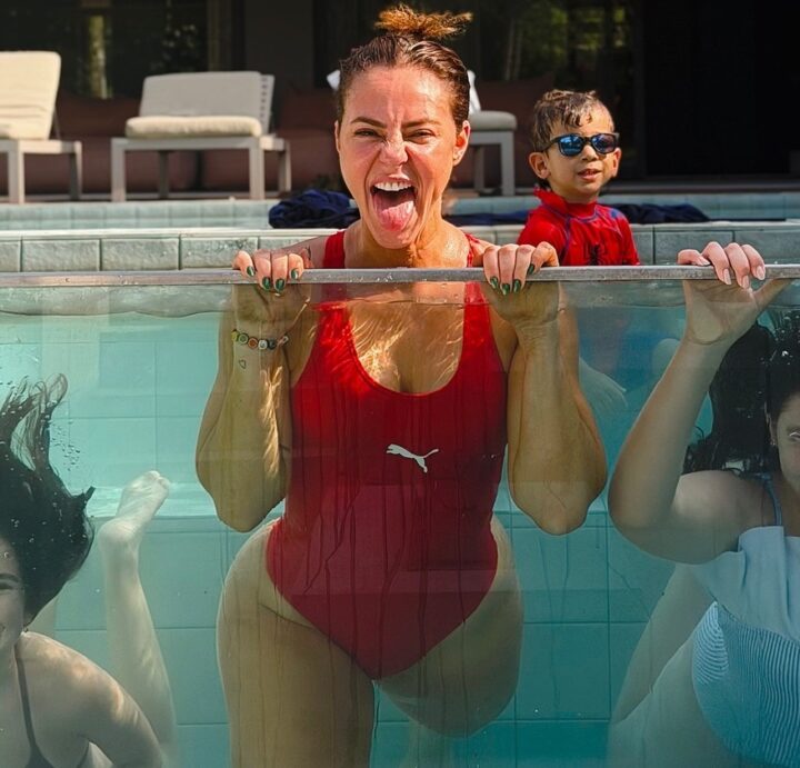 Paolla Oliveira surge de maiô em álbum de fotos e ganha elogios: “Sua beleza precisa ser estudada”