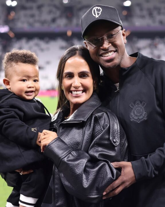 Filho de Thiaguinho e Carol Peixinho rouba a cena em jogo do Corinthians e ganha declaração do pai: “Foi histórico”