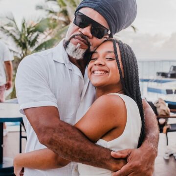 Filha de Carlinhos Brown completa 17 anos e ganha homenagem emocionante do pai: “Vejo o tempo florescer em você”
