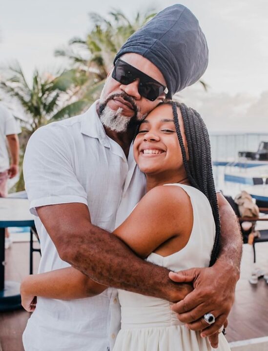 Filha de Carlinhos Brown completa 17 anos e ganha homenagem emocionante do pai: “Vejo o tempo florescer em você”