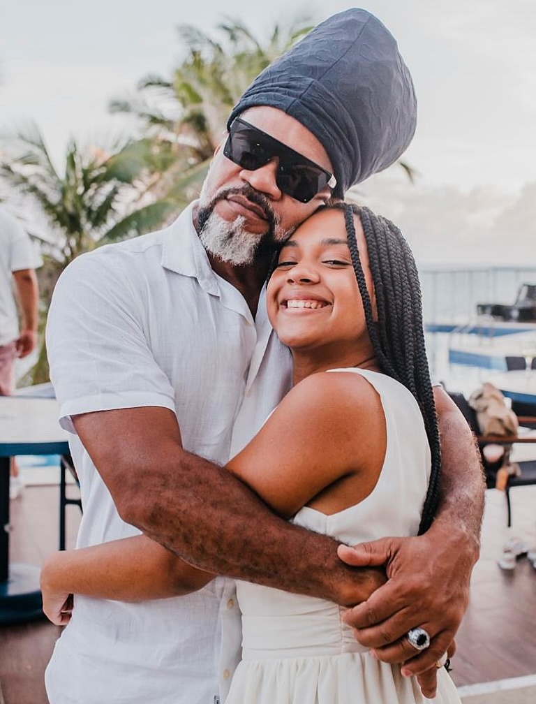 Filha de Carlinhos Brown completa 17 anos e ganha homenagem emocionante do pai: “Vejo o tempo florescer em você”