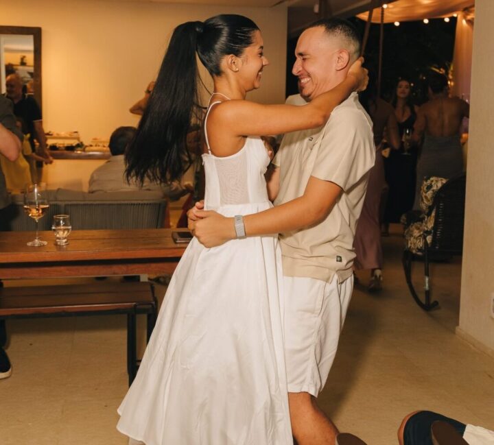 João Gomes e Ary Mirelle celebram dois anos de casamento com jantar intimista e declarações de amor; veja
