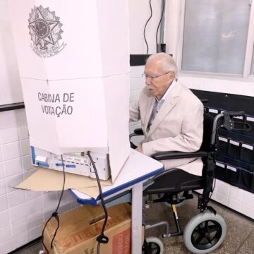 Aos 96 anos, José Sarney vai às urnas e diz estar feliz por participar da “festa da democracia”
