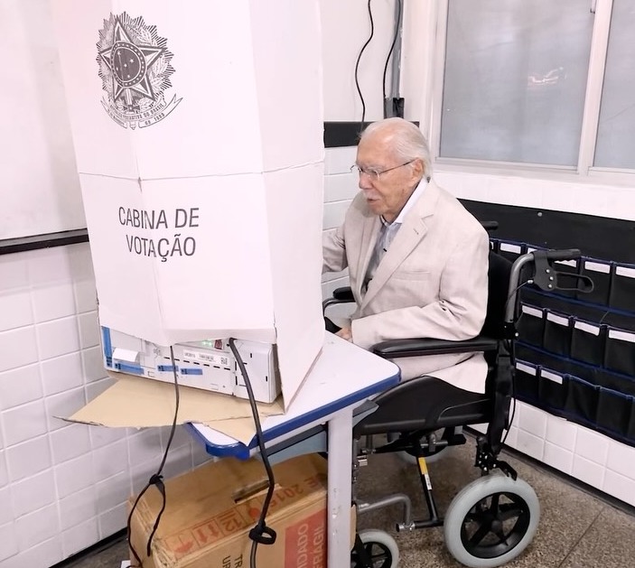 Aos 96 anos, José Sarney vai às urnas e diz estar feliz por participar da “festa da democracia”