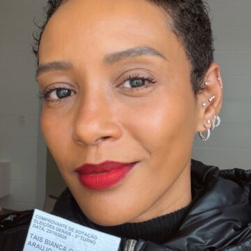 Taís Araujo vai às urnas no segundo turno das eleições e faz declaração sobre democracia