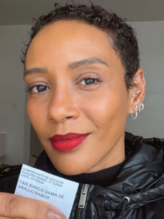 Taís Araujo vai às urnas no segundo turno das eleições e faz declaração sobre democracia