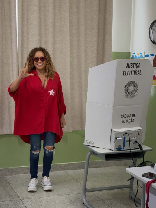 Daniela Mercury vai às urnas no segundo turno e reforça apoio a Lula: “Vamos virar!”