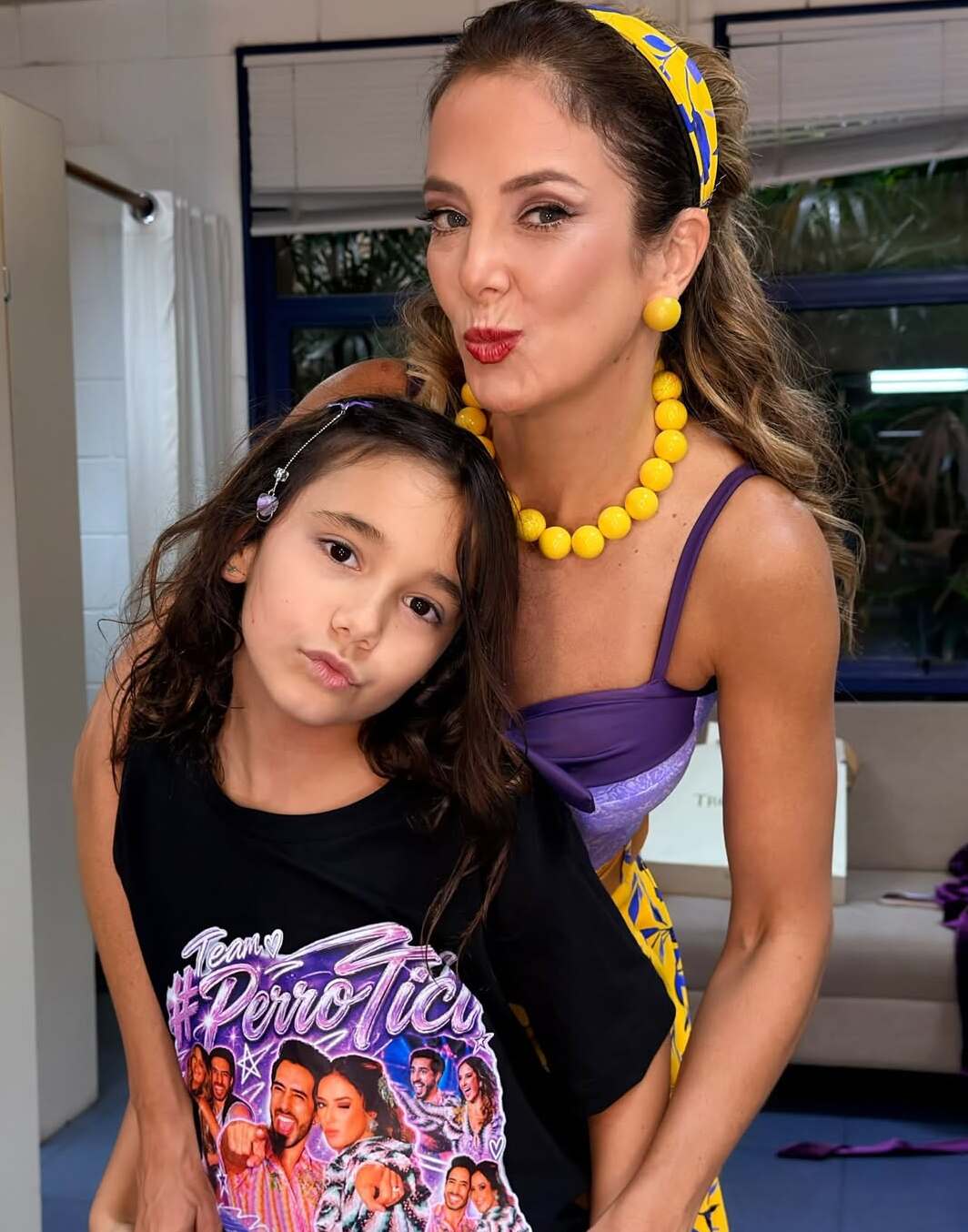 Aos sete anos, filha de Tici Pinheiro e César Tralli rouba a cena nos bastidores da Dança dos Famosos
