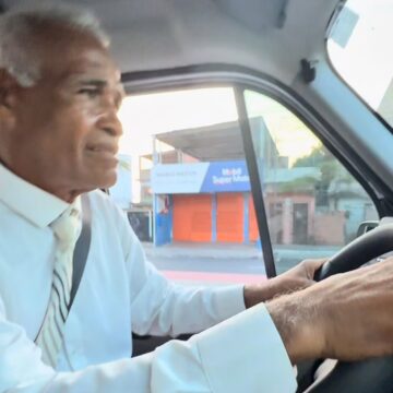Deputado Pastor Sargento Isidório oferece carona a eleitores em Salvador; vídeo