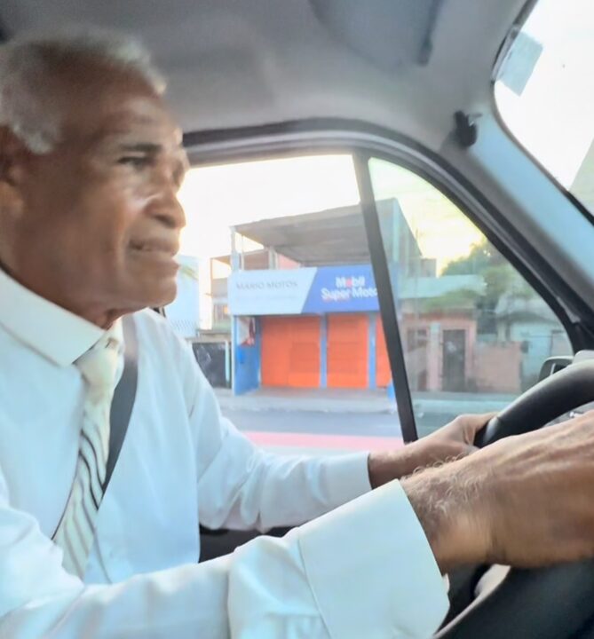 Deputado Pastor Sargento Isidório oferece carona a eleitores em Salvador; vídeo