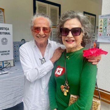 Aos 80 anos, Maria Bethânia vota no Rio de Janeiro e encontra Rosamaria Murtinho, de 94, nas urnas