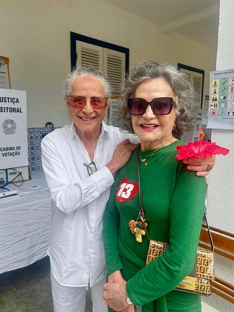 Aos 80 anos, Maria Bethânia vota no Rio de Janeiro e encontra Rosamaria Murtinho, de 94, nas urnas