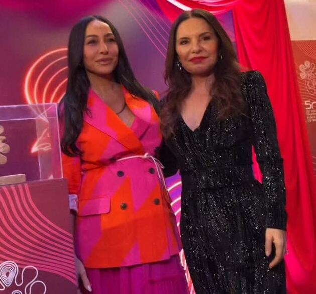 Grávida, Sabrina Sato é homenageada em festival de publicidade e exibe barrigão em look pink