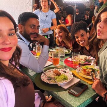 Camila Queiroz posa com Gabriela Medvedovsky e Thati Lopes em bastidores de nova série da Disney+