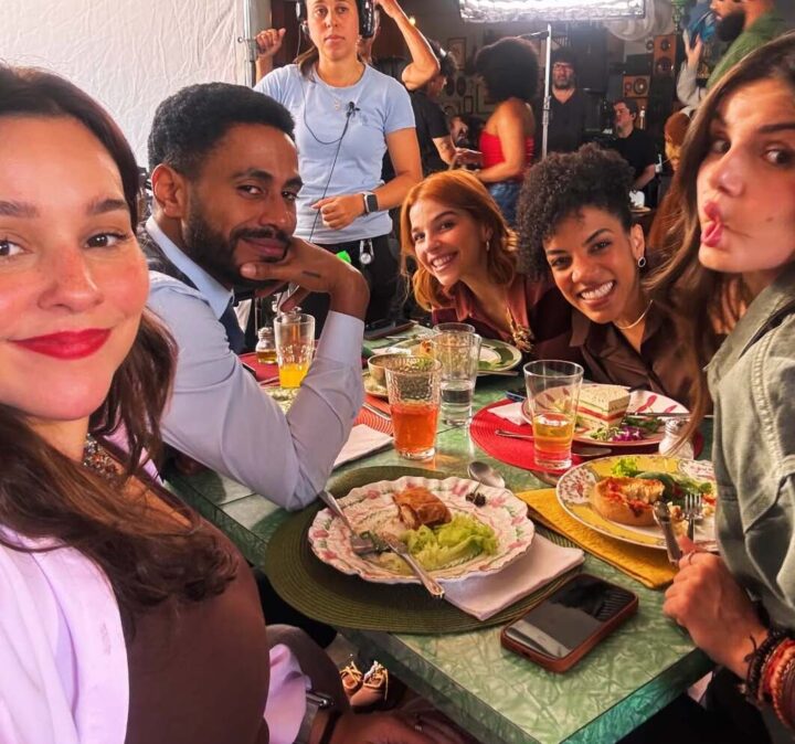 Camila Queiroz posa com Gabriela Medvedovsky e Thati Lopes em bastidores de nova série da Disney+
