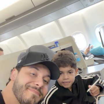 Aos 6 anos, filho de Marília Mendonça e Murilo Huff embarca para férias nos EUA com o pai