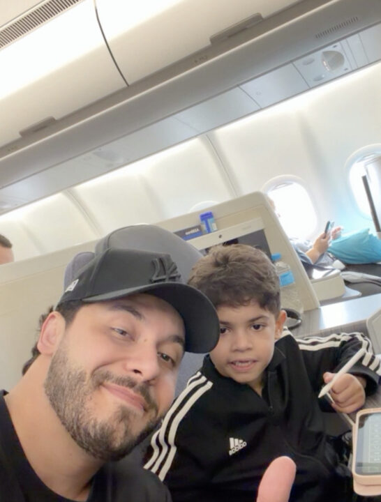 Aos 6 anos, filho de Marília Mendonça e Murilo Huff embarca para férias nos EUA com o pai