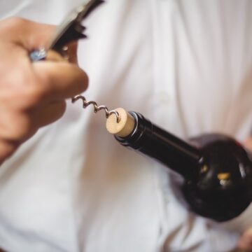 Taxa de rolha divide opiniões e gera debate entre restaurantes e amantes do vinho
