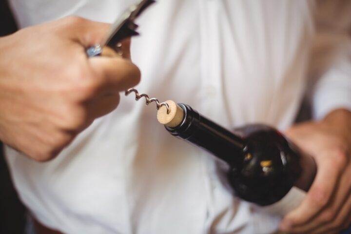 Taxa de rolha divide opiniões e gera debate entre restaurantes e amantes do vinho
