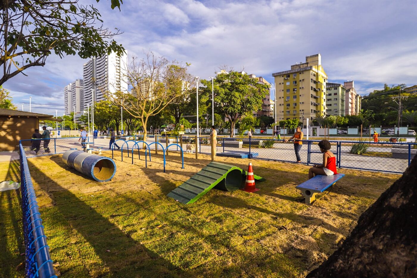 Prefeitura inaugura parque linear do Imbuí com quiosques e espaços de lazer