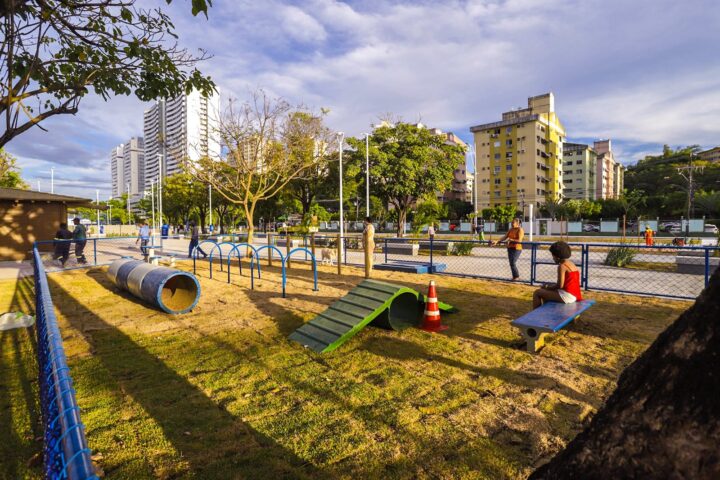 Prefeitura inaugura parque linear do Imbuí com quiosques e espaços de lazer