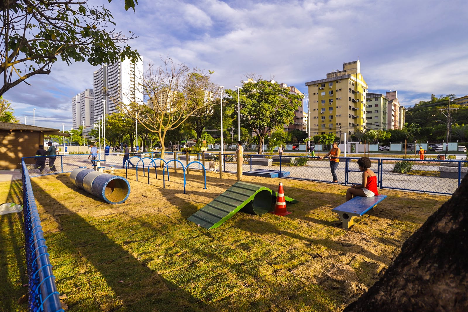Prefeitura inaugura parque linear do Imbuí com quiosques e espaços de lazer
