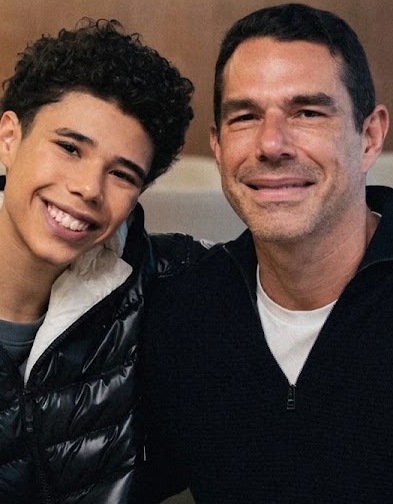 Aos 14 anos, filho de Marcus Buaiz e Wanessa Camargo impressiona pela altura em rara aparição com o pai