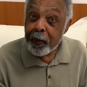 Aos 84 anos, Gilberto Gil faz apelo aos idosos antes do segundo turno das eleições e lembra benefício do voto