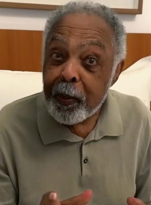 Aos 84 anos, Gilberto Gil faz apelo aos idosos antes do segundo turno das eleições e lembra benefício do voto