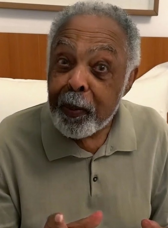 Aos 84 anos, Gilberto Gil faz apelo aos idosos antes do segundo turno das eleições e lembra benefício do voto