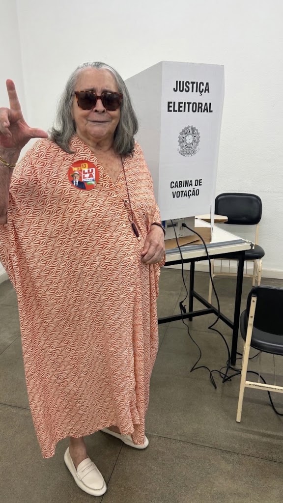 Mãe de Preta Gil, Sandra Gadelha vai às urnas aos 80 anos e emociona família