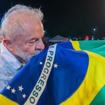 Posts que acusam Lula de jogar a bandeira do Brasil no chão devem ser removidos, determina TSE