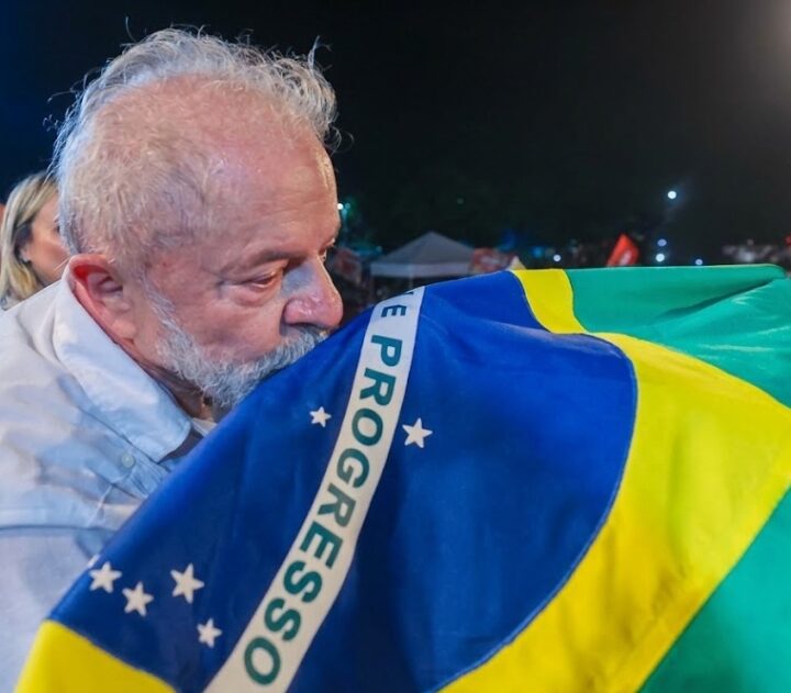 Posts que acusam Lula de jogar a bandeira do Brasil no chão devem ser removidos, determina TSE