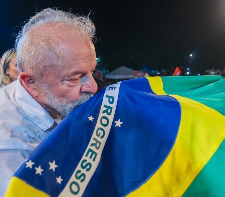 Posts que acusam Lula de jogar a bandeira do Brasil no chão devem ser removidos, determina TSE