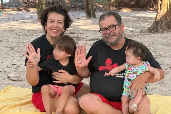 Após 7 anos tentando engravidar, casal entra na fila de adoção e, em apenas duas horas, é surpreendido com o bebê
