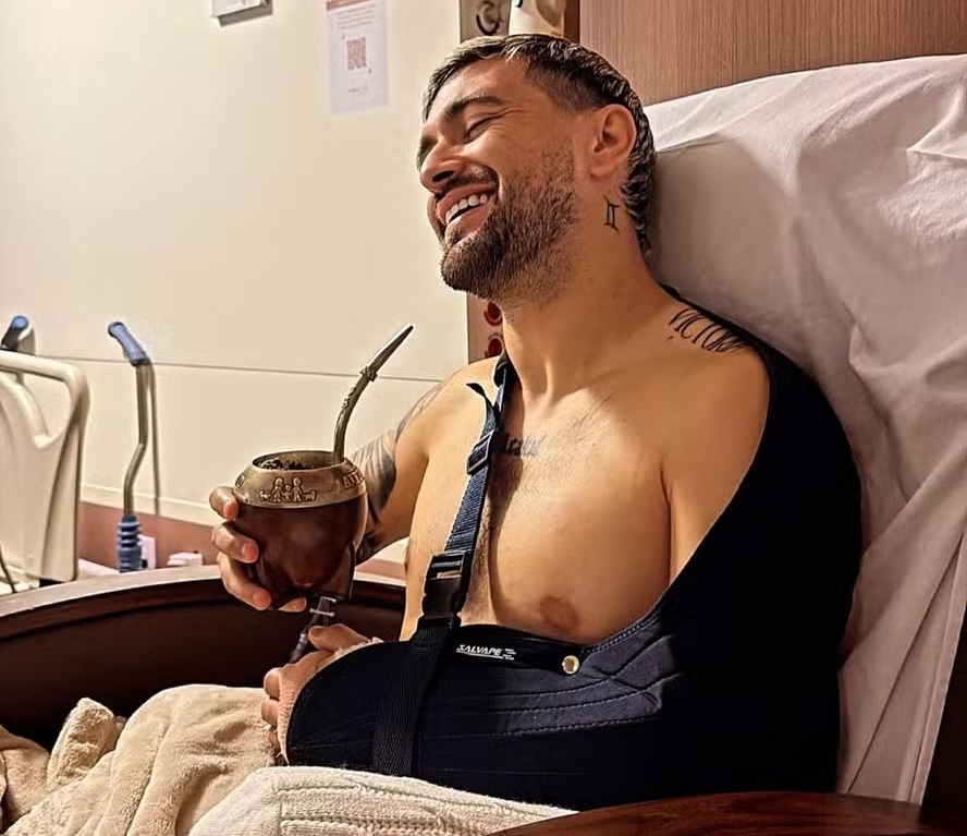 Arrascaeta, do Flamengo, tranquiliza torcedores após passar por cirurgia: ‘Acordei bem’