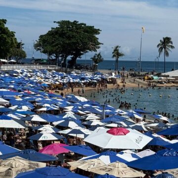 Baianos e turistas aproveitam sábado de sol no Porto da Barra antes das eleições