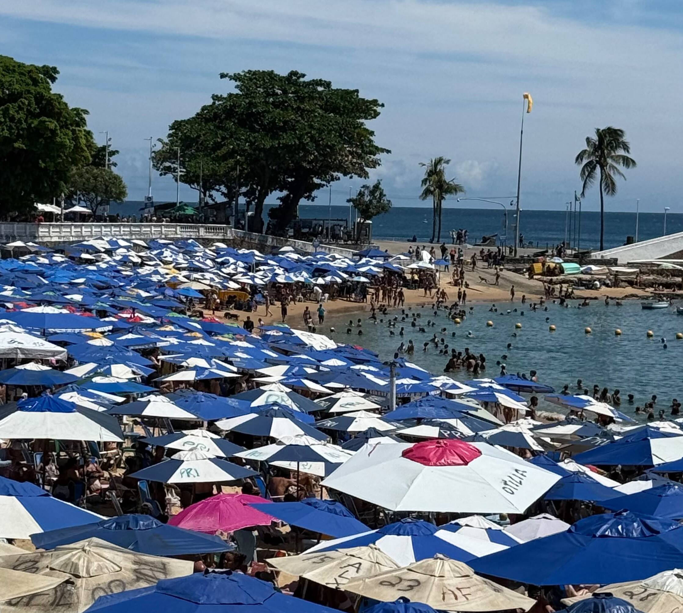 Baianos e turistas aproveitam sábado de sol no Porto da Barra antes das eleições