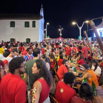 Eleitores lotam Largo da Dinha, no Rio Vermelho, para acompanhar apuração das Eleições 2026
