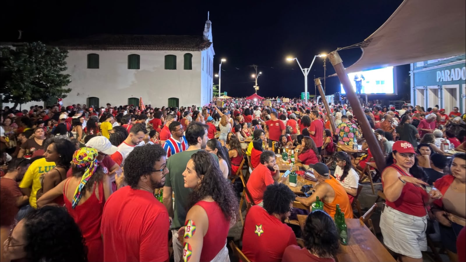 Eleitores lotam Largo da Dinha, no Rio Vermelho, para acompanhar apuração das Eleições 2026