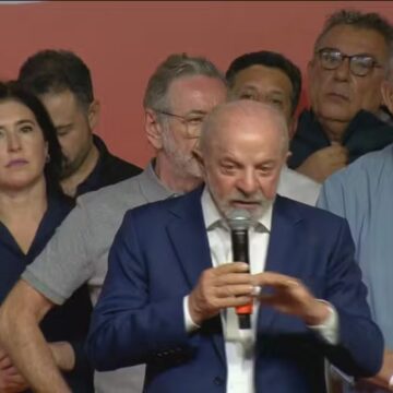Após ‘surpresa’ no primeiro turno, Lula diz que vai derrotar Flávio Bolsonaro: ‘Prova dos nove’