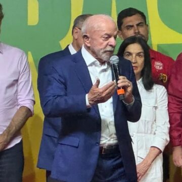 Após ‘surpresa’ no primeiro turno, Lula diz que vai derrotar Flávio Bolsonaro: ‘Prova dos nove’