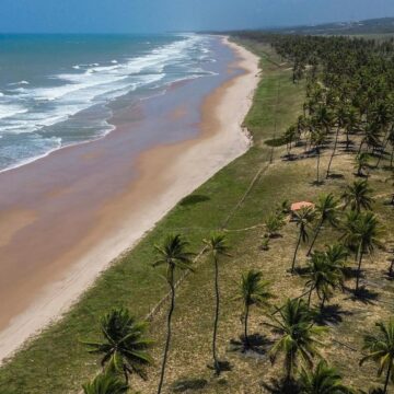 Praia no Litoral Norte conquista selo internacional Bandeira Azul; veja qual