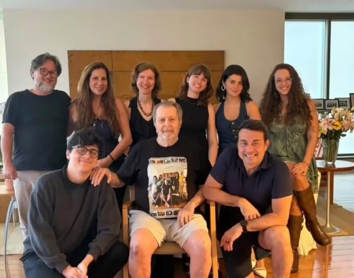 Daniel Filho comemora 89 anos ao lado dos filhos que teve com Betty Faria