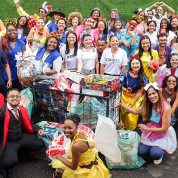 Cortejo leva música, fantasias e brinquedos a crianças internadas no Martagão Gesteira