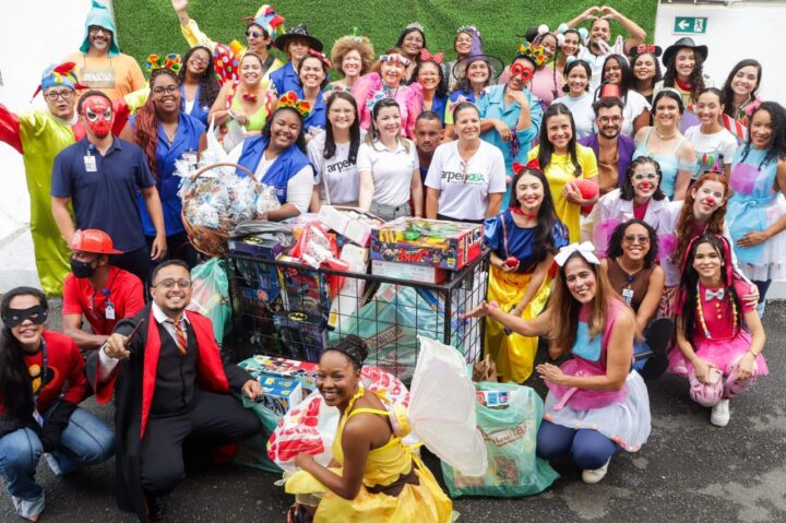 Cortejo leva música, fantasias e brinquedos a crianças internadas no Martagão Gesteira
