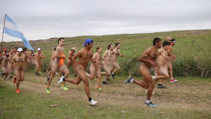 Maratona nudista atrai entusiastas para correr apenas de tênis e boné; veja regras